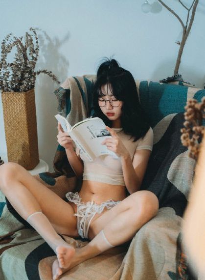 韩国电影年轻的秘书_720手机在线观看